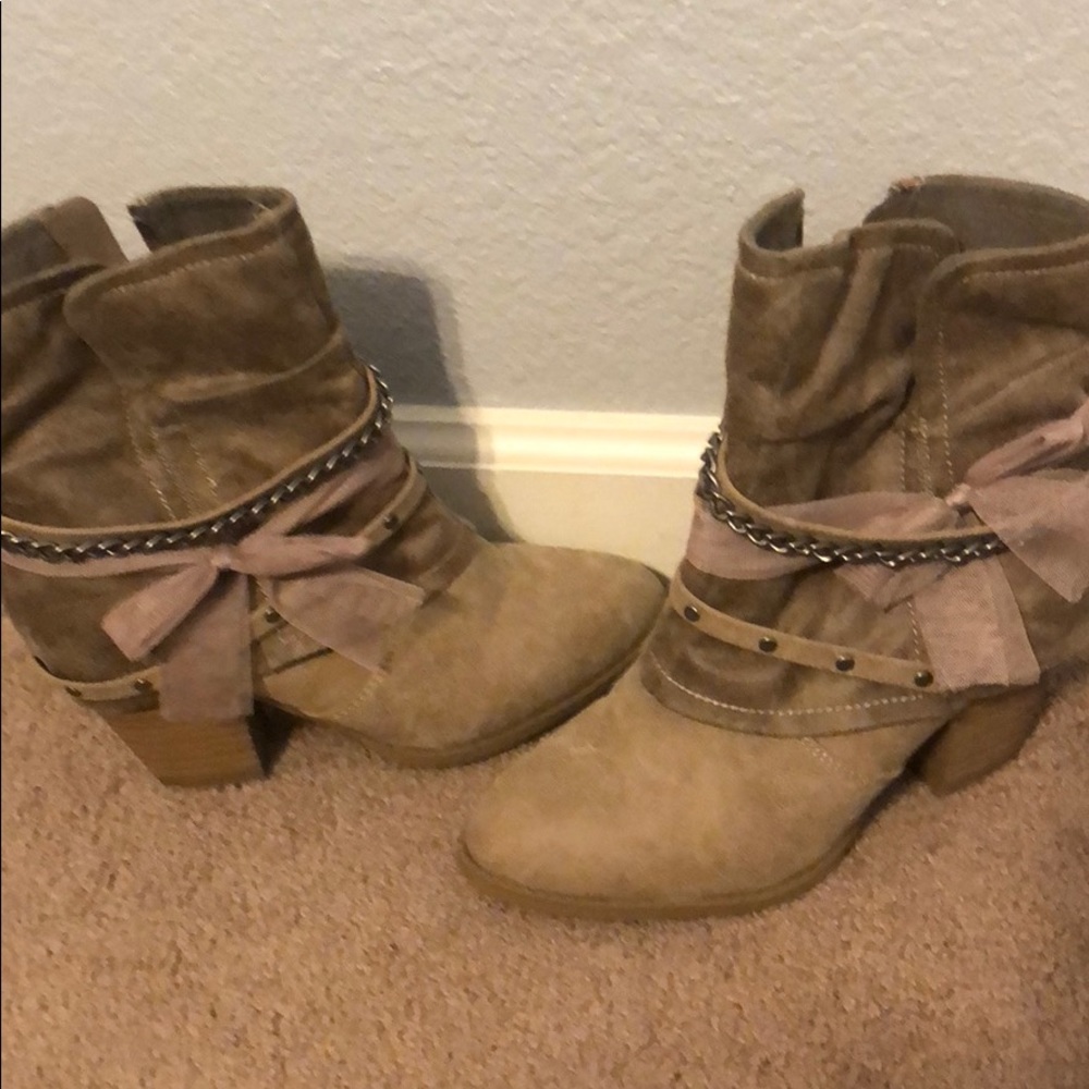 Jellypop size 7 tan booties